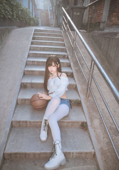 赤裸红唇